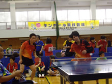 幹事とキンタのダブルス試合風景